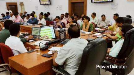 सिवनी: कलेक्ट्रेट सभा कक्ष में समय सीमा बैठक संपन्न हुई