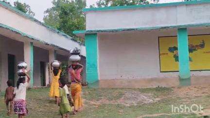 महुआडांड़: छगरही के उत्क्रमित प्राथमिक विद्यालय में मध्यान भोजन नदी के पानी से बन रहा है #jansamasya