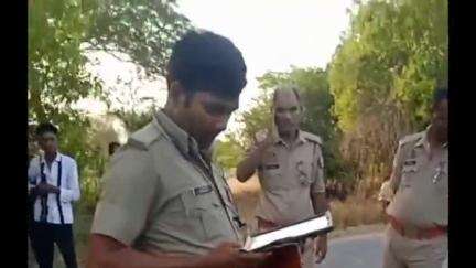बबेरू: औगासी गांव के पास सीएनजी ऑटो और पुलिस की गाड़ी की आमने-सामने टक्कर, सीएनजी ऑटो में सवार तीन लोग गंभीर रूप से घायल