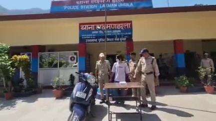 ऋषिकेश: लक्ष्मण झूला पुलिस ने नाग बाबा गली के पास से चरस के साथ हिमांशु रावत, श्यामपुर गढ़ी निवासी को किया गिरफ्तार