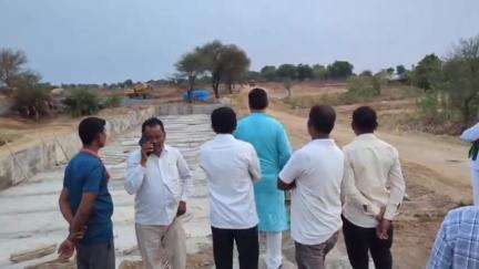 సిర్పూర్ టి: కుంటాల మానేపల్లి-ఏటి గూడ మధ్య నిర్మిస్తున్న బ్రిడ్జి నిర్మాణ పనులను పరిశీలించిన ఎమ్మెల్యే డాక్టర్ పాల్వాయి హరీష్ బాబు