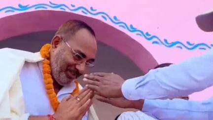 चकिया पिपरा: फ़ुलवरिया स्थित उत्क्रमित मध्य विद्यालय में वर्ग 1 से 5 के बच्चों के बीच बैग वितरण किए, विधायक श्यामबाबू प्रसाद यादव