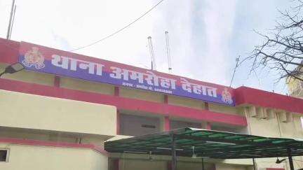 अमरोहा: अमरोहा देहात में धनौरी चौराहे पर ट्रैक्टर ने विक्की वाहन को मारी टक्कर