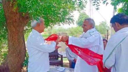 दूनी: देवली उनियारा विधायक राजेंद्र गुर्जर ने हाईवे पर स्थित होटल में जनसुनवाई की, किया भव्य स्वागत