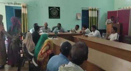 मानिकपुर: मानिकपुर के सरहट गांव में ज़ीरो पावर्टी के 19 लाभार्थियों को शासन की योजनाओं से जोड़ने के लिए चौपाल का आयोजन