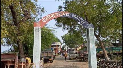 बाळापूर: गोरेगाव शेत शिवारात ट्रॅक्टर चालवल्यामुळे हातावर व पाठीवर भावाने मारली काठी, भावा विरुद्ध गुन्हा दाखल