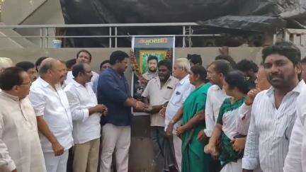 సింహాచలం ఘటనలో మృతుల కుటుంబాలకు మాచవరం లో ఒక్కొక్కరికి రూ .2లక్షల చొప్పున అందజేసిన వైసీపీ జిల్లా అధ్యక్షుడు జగ్గిరెడ్డి