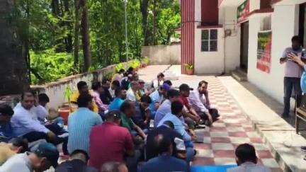 चमोली: नंदादेवी कार्यालय गोपेश्वर में निदेशक के स्थानांतरण की मांग को लेकर वनकर्मियों ने अनिश्चितकालीन हड़ताल शुरू की