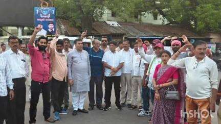 धमधा: कांग्रेस कार्यकर्ताओं ने सोफिया कुरैशी के खिलाफ भाजपा मंत्री की अभद्र टिप्पणी पर पटेल चौक पर किया पुतला दहन