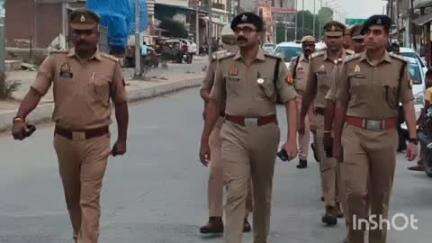 बिधूना: कस्बे में पुलिस अधीक्षक अभिजीत आर शंकर ने पुलिस फोर्स के साथ किया पैदल गश्त