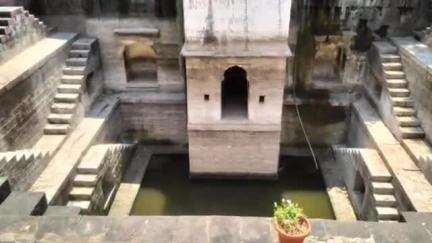 देवास: ‘जल गंगा संवर्धन अभियान’ के तहत देवास नगर निगम ने चौपड़ा मंदिर भैरूगढ़ बावड़ी की सफाई की