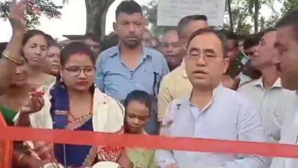 তেজপুৰ: বিহগুৰিৰ গাভৰু শিৱমন্দিৰ বুধবৰীয়া সপ্তাহিক বজাৰখন আজি শুভ উদ্বোধন কৰে বিধায়ক গনেশ কুমাৰ লিম্বুৱে