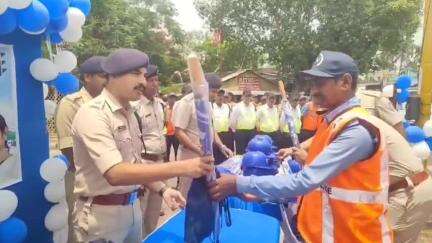 তমলুক: তমলুকের জেলা পুলিশের পক্ষ থেকে সামার সেফটি কিটস ডিস্ট্রিবিউশন প্রোগ্রামের আয়োজন উপস্থিত জেলা পুলিশ সুপার