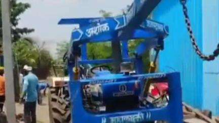 अंबाजोगाई: पब्लिक न्यूजच्या बातमीची दखल, बिलाल नगरमध्ये तुटलेल्या तारा, विद्युत पुरवठ्याचा प्रश्न मार्गी