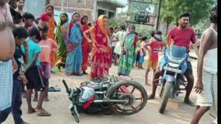 सारठ: देवघर NH-114A पर खैरबनी मोड़ के पास बाइक और कार की टक्कर में 3 बाइक सवार घायल, पुलिस ने कार और बाइक को किया जब्त