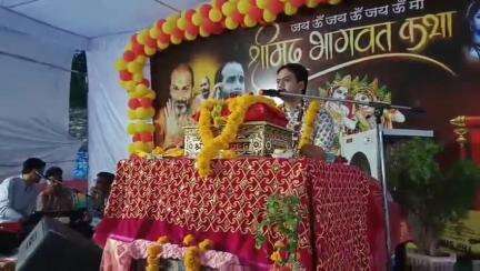 होशंगाबाद नगर: नर्मदापुरम के पर्यटन घाट पर चल रही संगीतमय श्रीमद् भागवत कथा में आज गोवर्धन पर्वत की कथा सुनाई गई, श्रद्धालु मौजूद रहे