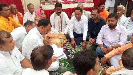 केशोरायपाटन: उपमुख्यमंत्री प्रेमचंद बैरवा ने झालीजी काबराना में शोकसभा में ट्रैक्टर ट्रॉली हादसे में 5 मृतकों को श्रद्धांजलि दी