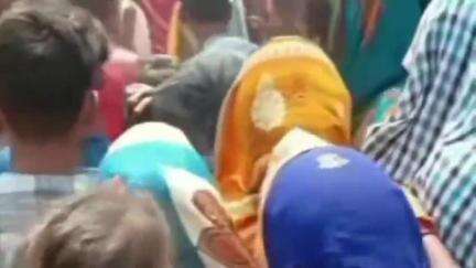 कटरा: बिसौथा गांव में युवक का शव पेड़ से लटका मिला, पुलिस ने एक संदिग्ध को हिरासत में लिया