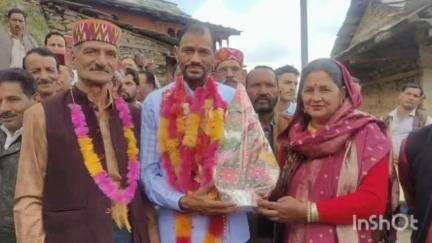 ओट: द्रंग के विधायक पूर्ण चन्द ठाकुर ने कोट ढल्यास में एक कार्यक्रम में शिरकत की