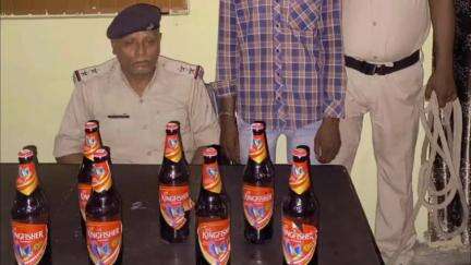 डोभी: बहेरा थाना गेट पर वाहन जांच के दौरान शराब लदी बाइक जब्त, धंधेबाज गिरफ्तार