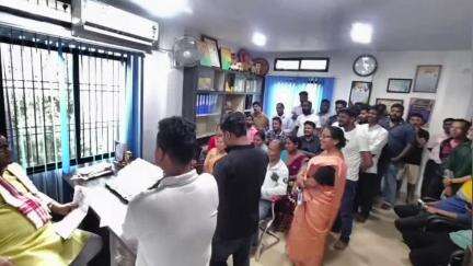 চাবুৱা: চাবুৱাৰ নিজ কাৰ্যালয়ত নিজ সমষ্টিৰ স্থানীয় ৰাইজ আৰু দলীয় কৰ্মকৰ্তাক সাক্ষাৎ কৰি বিভিন্ন আলোচনা কৰে বিধায়ক বিনোদ হাজৰিকাই