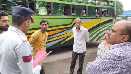 सीतामऊ: सीतामऊ फाटक पर ओवरलोड और बिना परमिट वाली बसों के खिलाफ RTO विभाग और यातायात पुलिस ने की कार्रवाई