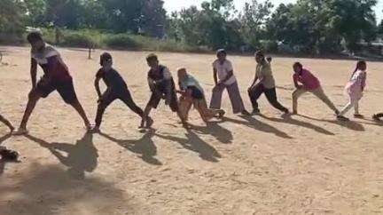 சிவகிரி: செல்போனுக்கு குட் பாய் சொல்லி விளையாட்டு பயிற்சிகளில் கவனம் செலுத்தும் மாணவச் சிறுவர்கள்