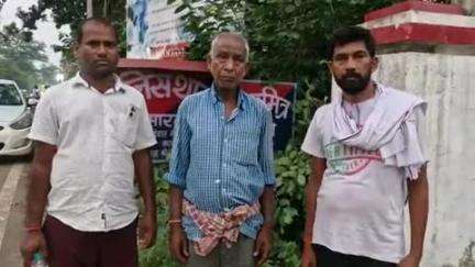 सारठ: गोपलारायडीह में व्यक्ति का आरोप, गांव वालों ने घर के सामने छावनी बनाकर रास्ता बंद किया, पुलिस कर रही जांच