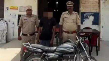 करनैलगंज: कौड़िया पुलिस ने बाइक चोरी करने वाले चोर को किया गिरफ्तार, चोरी की बाइक बरामद