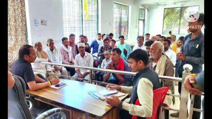 पिछोर: पिछोर नगर में जनसेवा कार्यालय में विधायक ने जनसुनवाई के दौरान लोगों की समस्याओं का समाधान किया