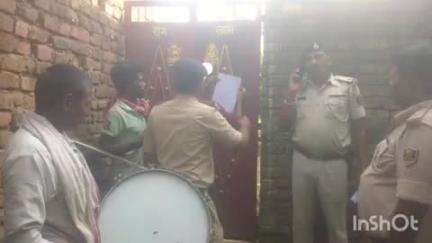 पुनपुन: मनोरा और अलबकसपुर गांव में आरोपी के घर पर पुनपुन पुलिस ने इश्तहार चिपकाए