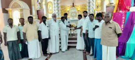 கடையநல்லூர்: கோவிலாண்டனூர் புனித சவேரியர் ஆலயத்திற்கு கட்டுமான பணிக்கு ஒரு லட்சம் நன்கொடை வழங்கிய முன்னாள் திமுக மாவட்ட செயலாளர்