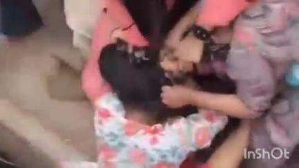 बिजनौर: गांव सेवारामपुर में मकान के कब्जे का विरोध करने पर दर्जनों महिलाओं ने एक महिला को पीटा, वीडियो हुआ वायरल
