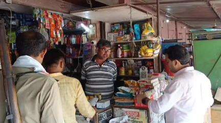 चरखारी: चरखारी कस्बे में उपजिलाधिकारी, नायब तहसीलदार एवं खाद्य सुरक्षा अधिकारी की संयुक्त टीम ने दुकानों का किया निरीक्षण