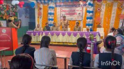 सिकंदराराऊ: पुलिस अधिकारियों ने स्कूल व अन्य स्थानों पर कार्यक्रम आयोजित कर बालिकाओं/महिलाओं को अपराधों के प्रति जागरूक किया