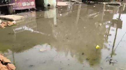 लहरपुर: लहरपुर में नाला निर्माण के चलते पानी का निकास न होने के कारण जल भराव की समस्या से दुकानदार व लोग परेशान 
#jansamasya