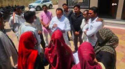 करेरा: भाजपा जिलाध्यक्ष जसवंत जाटव ने करैरा में क्षेत्रवासियों की समस्याएं सुनीं, अधिकारियों को दिए निर्देश