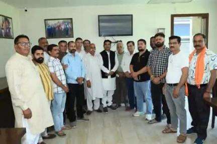 नूरपुर: जय माँ काली बौड़ वाली कमेटी के सदस्यों ने नूरपुर विधायक रणबीर सिंह निक्का से मंदिर निर्माण को लेकर भेंट की