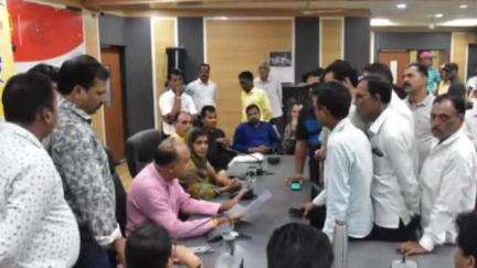देवास: नगर निगम में महापौर ने की जनसुनवाई, कई आवेदकों ने बताई अपनी समस्याएं