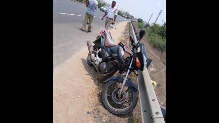 నెల్లూరు నగరంలో రోడ్డు ప్రమాదం ..బైక్ లో చున్నీ ఇరుక్కుని ఓ మహిళ మృతి