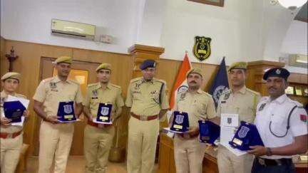सांगानेर: जयपुर पुलिस आयुक्त ने उत्कृष्ट कार्य करने वाले 6 पुलिसकर्मियों को कांस्टेबल ऑफ दी मंथ के अवार्ड से सम्मानित किया