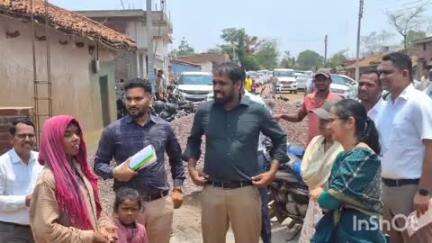 कुरूद: प्रभारी सचिव ने लीलर में निर्माणाधीन प्रधानमंत्री आवास का निरीक्षण किया, हितग्राही से की चर्चा
