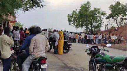 गंगधार: चौमहला डग मार्ग पर जमुनिया भैरू महाराज के निकट ग्रामीणों ने किया विरोध प्रदर्शन, लगाया भारी जाम