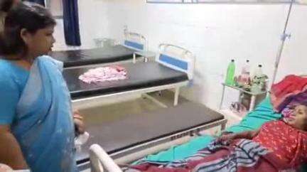 फर्रुखाबाद: महिला आयोग की सदस्य ने जिला अस्पताल का किया निरीक्षण, बेड पर नहीं मिली चादर, वाटर कूलर में नहीं मिला पानी, जताई नाराजगी