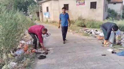 आज़मगढ़: पल्हनी ब्लॉक में पॉलिथीन हटाओ, गांव बचाओ अभियान, हर गांव में गूंजा स्वच्छता का संकल्प, पॉलिथीन मुक्त हो जिला का नारा