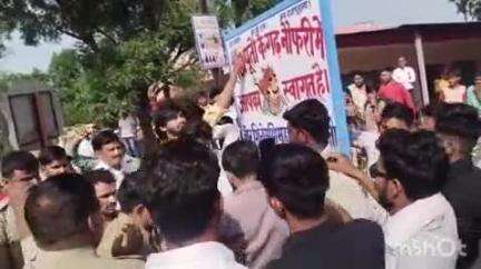 आगरा: नौफरी में कार्यक्रम में शामिल होने पहुंचे ओकेंद्र राणा, पुलिस से हुई नोंक-झोंक, आयोजकों पर पुलिस ने बरसाईं लाठियां