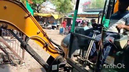 होशंगाबाद नगर: नर्मदापुरम में पान बाजार में नाले से नगर पालिका की टीम ने हटाया अतिक्रमण