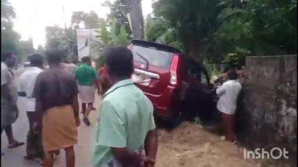 ആലുവ: കാലടി കാഞ്ഞൂരിൽ നിയന്ത്രണം വിട്ട കാർ മതിലിൽ ഇടിച്ച് കയറി മൂന്നു പേർക്ക് സാരമായി പരിക്കേറ്റു