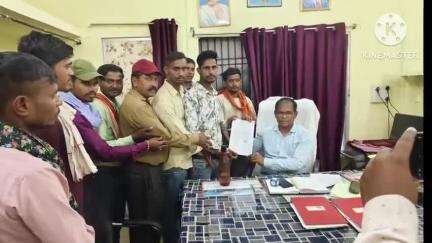 भाटापारा: भाटापारा सीएसपीडीसीएल के उपसंभाग एफओसी लाइन के कर्मचारियों ने 3 महीने से वेतन न मिलने पर शुरू की कामबंद हड़ताल
