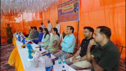 गोंडा: पन्तनगर स्थित बाल गृह बालिका आश्रय पर कमिश्नर डीएम ने प्रशिक्षण प्राप्त बालिकाओं को वितरण की सिलाई मशीन